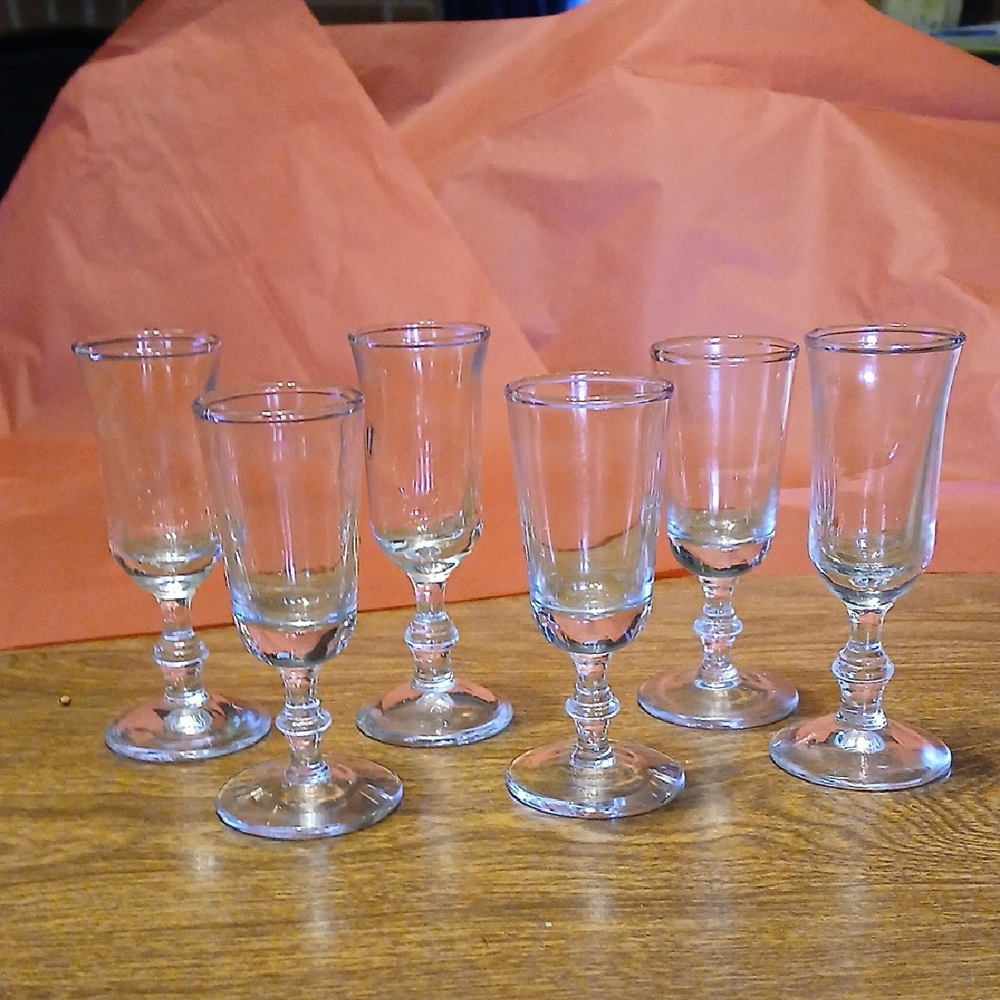 Elegant Clear Glass Wine Goblets Set